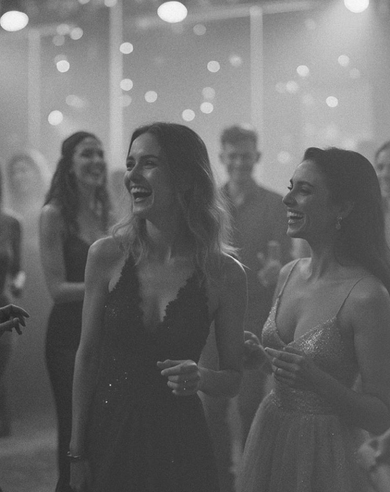 Ton- und Lichttechnik für gute Stimmung Zwei Frauen lachen und tanzen auf einer Feier in einem stimmungsvollen Ambiente.