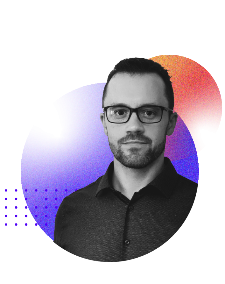 Tomasz Holubniak, Geschäftsführer von SiegSound Mann mit Brille auf einem bunten Hintergrund, bekleidet mit schwarzem Hemd. Dargestellt ist Tomasz Holubniak, der Gründer von SiegSound.